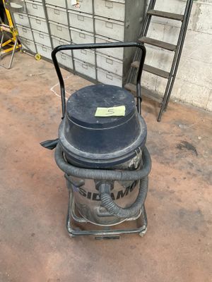 a black and gray vacuum sitting on the ground