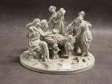 une figurine représentant un groupe de personnes assises autour d'une table