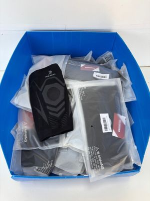 une boîte bleue contenant une télécommande et d'autres objets
