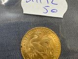 un gros plan d'une pièce d'or sur laquelle est accrochée une étiquette