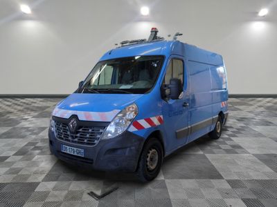 une photo d'une camionnette bleue garée dans une grande pièce