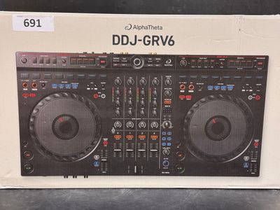 une image représentant une boîte contenant un contrôleur DJ