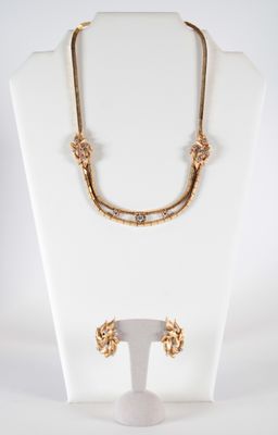un mannequin blanc portant un collier et des boucles d'oreilles en or