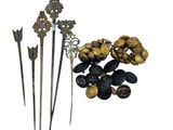 Plusieurs types d'objets métalliques sont exposés sur une surface blanche