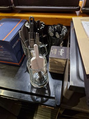 une table sur laquelle sont posés différents objets