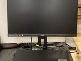 un ordinateur portable posé sur un bureau, sur lequel est installé un écran