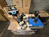 de nombreuses machines différentes posées sur une palette dans un entrepôt