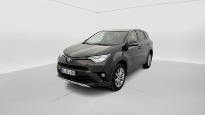 une Toyota RAV grise garée dans une pièce blanche