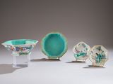 trois pièces de porcelaine chinoise exposées sur un fond blanc