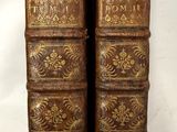 deux vieux livres sont empilés sur une table