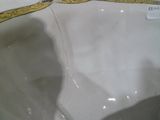 un saladier en verre contenant une cuillère à manche jaune