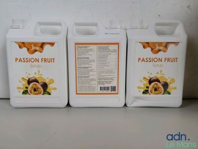 trois bouteilles de sirop de fruit de la passion posées les unes à côté des autres