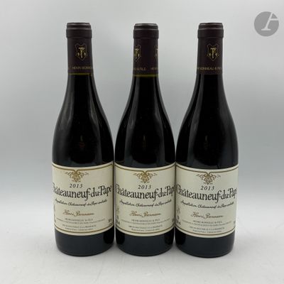 trois bouteilles de vin posées sur une table l'une à côté de l'autre