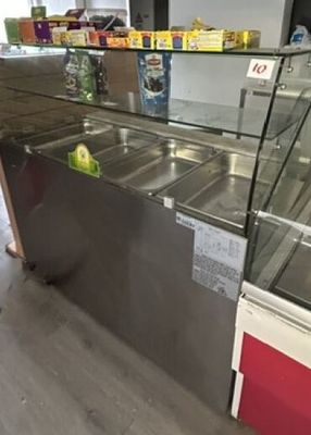 une vitrine réfrigérée dans un magasin d'alimentation