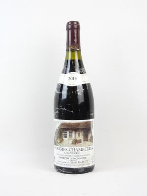 une bouteille de vin posée sur une table