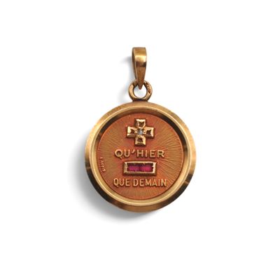 Gros plan sur une médaille d'or ornée d'une croix