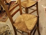 trois chaises en bois dans une pièce où il y a un tapis au sol
