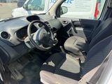 une petite voiture avec un volant dans un parking