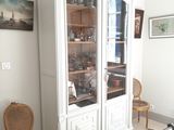 un vaisselier blanc dans un coin du salon
