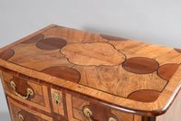 Commode en placage de frêne, poirier dans des réserves à enc… (photo 2)