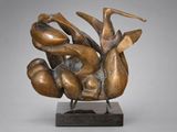 sculpture en bronze représentant un oiseau, posée sur un socle en bois, avec un fond gris