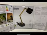 une boîte sur laquelle est posée une lampe, posée sur une table