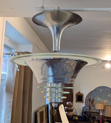 un grand objet métallique suspendu au plafond dans une pièce