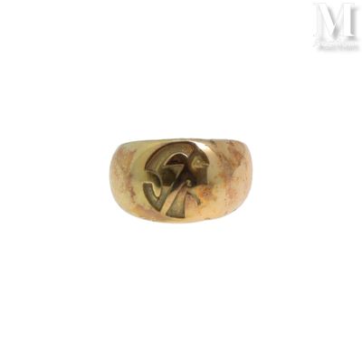 l'image d'une bague en or ornée d'une croix