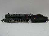 un train noir sur une surface blanche, avec un fond gris