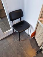 Bureau en mélaminé clair avec caisson intégré à trois tiroir… (photo 5)