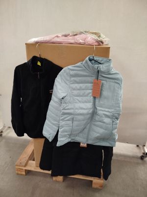 deux vestes suspendues à un porte-manteau dans une pièce