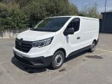 la photo d'une camionnette blanche garée sur un parking