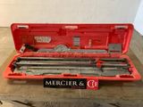 une boîte rouge contenant des outils, posée sur une table