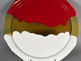 une assiette rouge et blanche ornée d'un motif jaune et rouge
