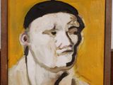 portrait d'un homme portant un béret noir sur fond jaune