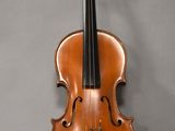 un vieux violon posé sur une surface grise