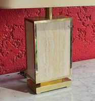 Lampe à poser en plaquette de travertin et métal doré. (photo 2)