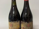 deux bouteilles de vin rouge posées sur une table blanche