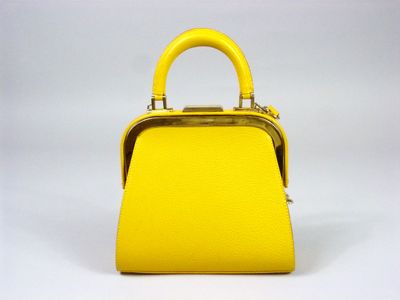 Christian DIOR à Paris - SAC mini-trapèze en cuir jaune, poi…