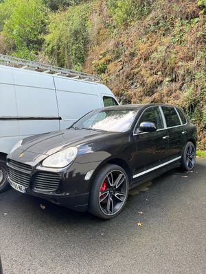 une photo d'une voiture noire garée à côté d'une camionnette blanche
