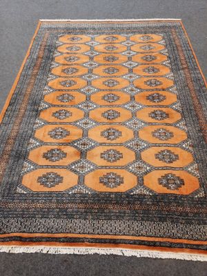 un tapis orange et noir avec un motif