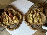 deux statues de Jésus et de Marie posées sur une table recouverte d'une nappe blanche