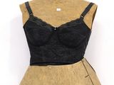 une photo d'un mannequin portant un haut de soutien-gorge noir et une jupe beige