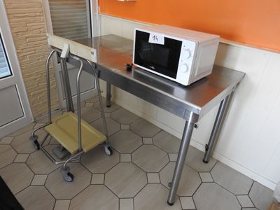 un micro-ondes posé sur une table près d'une fenêtre
