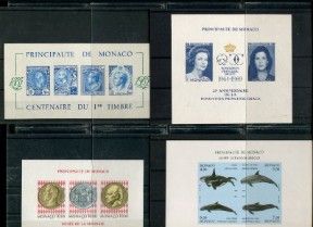 Quatre timbres différents sont exposés dans une vitrine.