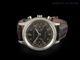 une image représentant une montre sur fond noir