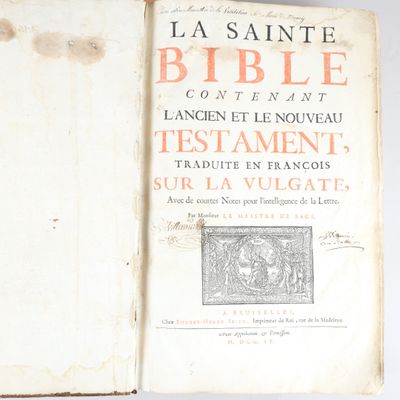 un livre ouvert avec la photo d'un homme et d'une femme