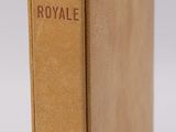 la couverture d'un livre à la jaquette marron posée sur une surface blanche