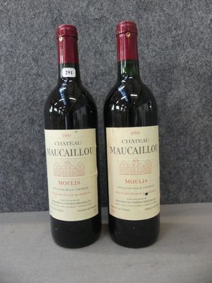 deux bouteilles de vin posées sur une table l'une à côté de l'autre