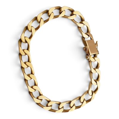 un bracelet à chaîne en or avec un fermoir sur fond blanc